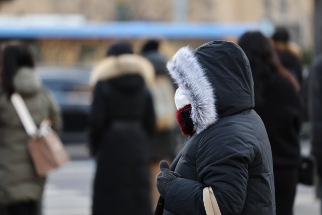 서울 세종대로 사거리에서 시민들이 보행신호를 기다리고 있다. <연합뉴스>